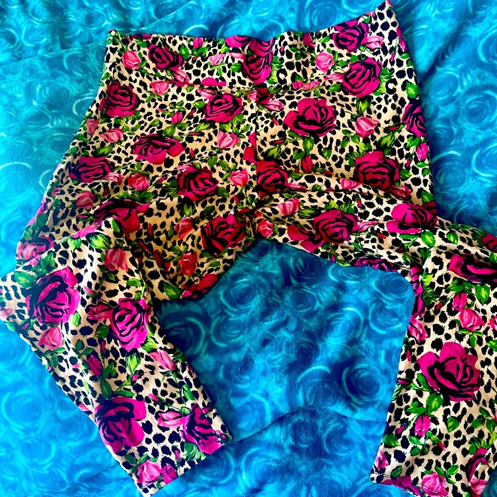 Torrid Betsey Johnson leopard print 🌹 rose leggings🩷🩷🩷🩷
